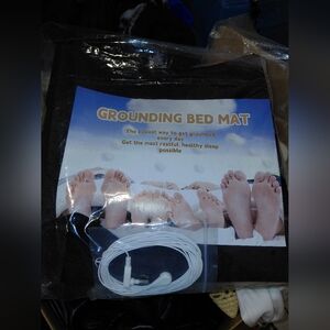 Grounding bed mat